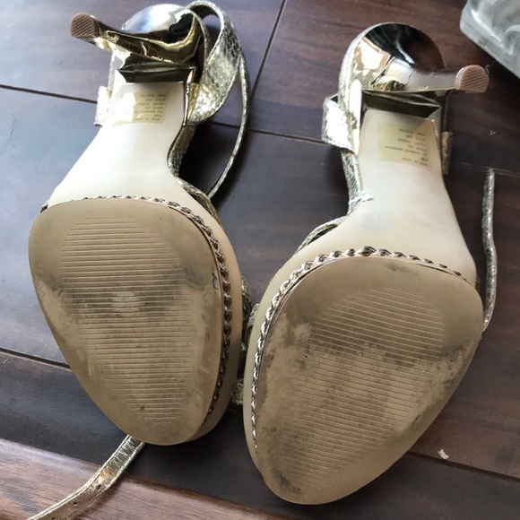 Bakers Gold Heels Size 8 - Picture 4 of 4